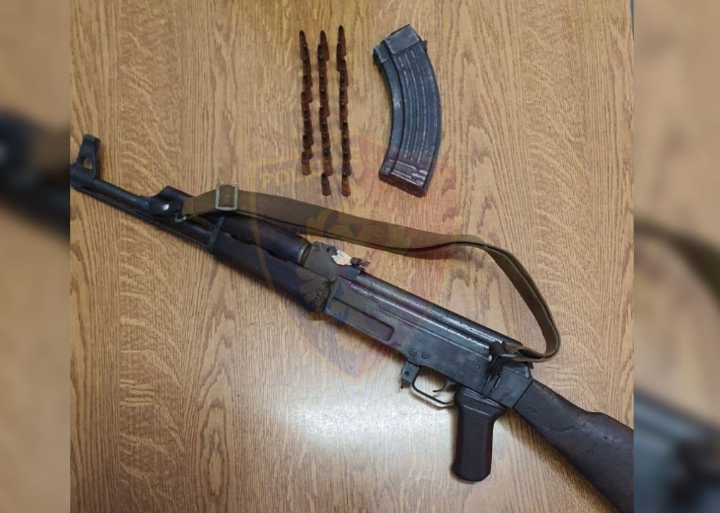 Lëvizte me kallashnikov në qytet, arrestohet 44-vjeçari në Durrës