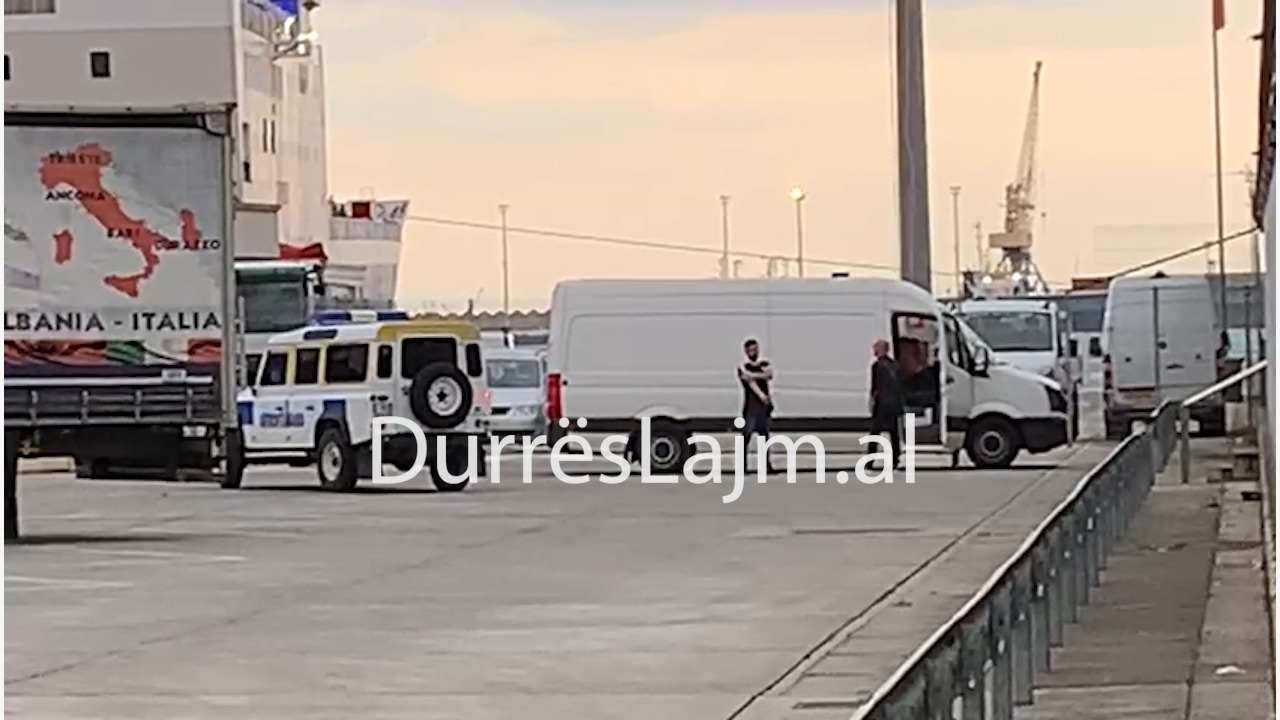 Furgoni i bardhë me para u ndalua nga policia e Durrësit, ku ishin fshehur pakot me paund (VIDEO)