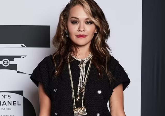 Rita Ora ndryshon pamje dhe shfaqet me veshje 10 mijë euro