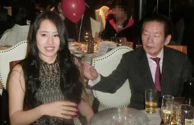 Ylli i pornografisë helmon burrin 77-vjeçar pas katër muajsh martese