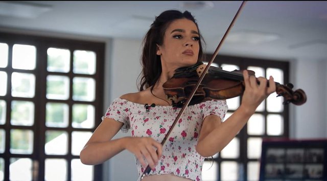 E vetmja muzikante e talentuar ndryshe nga të tjerët aty. Sindi e “Perputhen” akoma nuk e ndjen veten si…