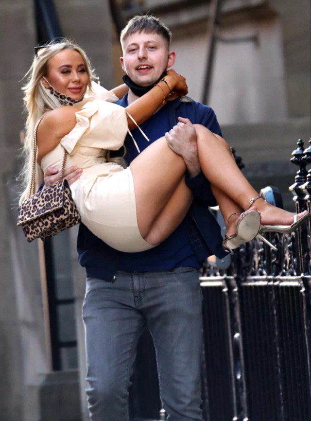 Të shthurur dhe të dehur në rrugë! Festa e “çmendur”e të rinjve britanikë nuk përfundon këtu (Foto)