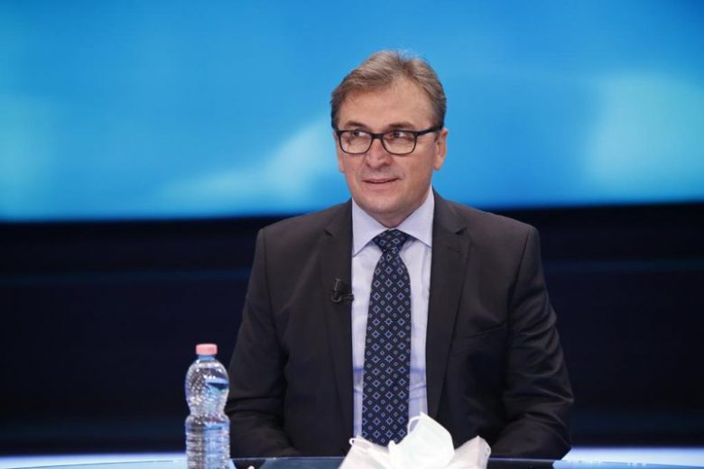 Brataj: Nesër do të njoftohet heqja e maskave në ambjentet e hapura, ndërsa ora policore duhet të shtyhet