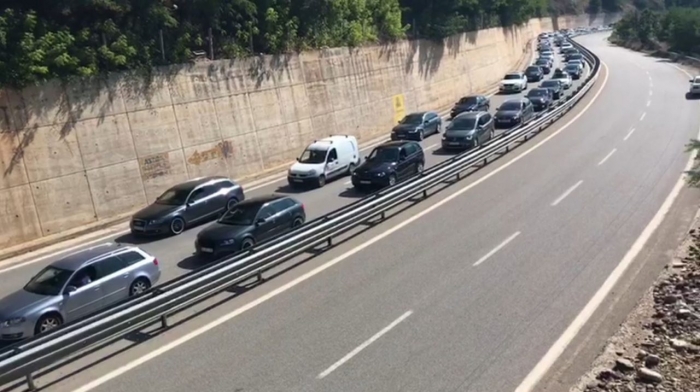 Radhë të gjata në “Rrugën e Kombit”, qytetarët e Kosovës nisen drejt bregdetit të Shqipërisë