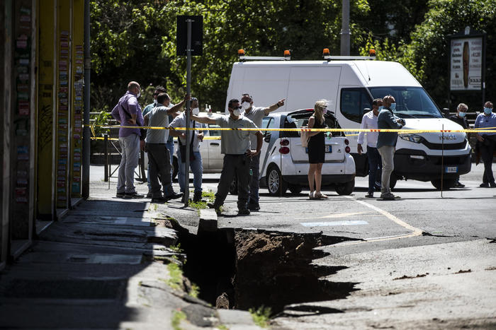 Gropa e krijuar në mes të Romës “gëlltit” 2 makina (FOTO & VIDEO)