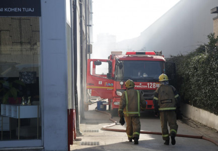 Zjarr në parkingun e një pallati, policia evakuon banorët