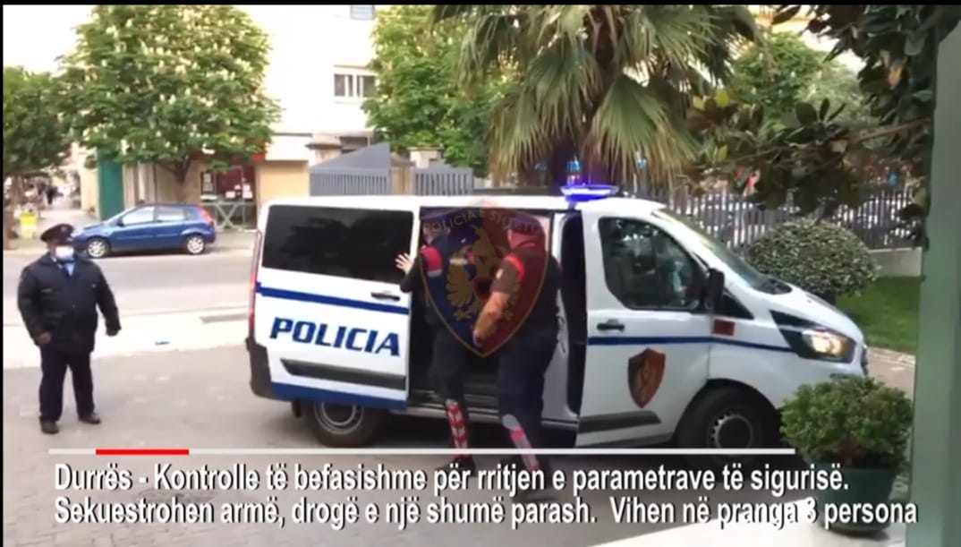 Kapen armë, municion luftarak, lekë e drogë, arrestohen tre persona në Durrës