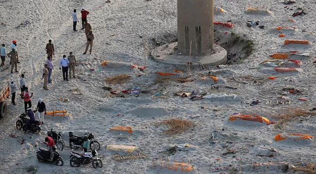 Trupat e njerëzve të vdekur pushtojnë lumin e shenjtë në Indi