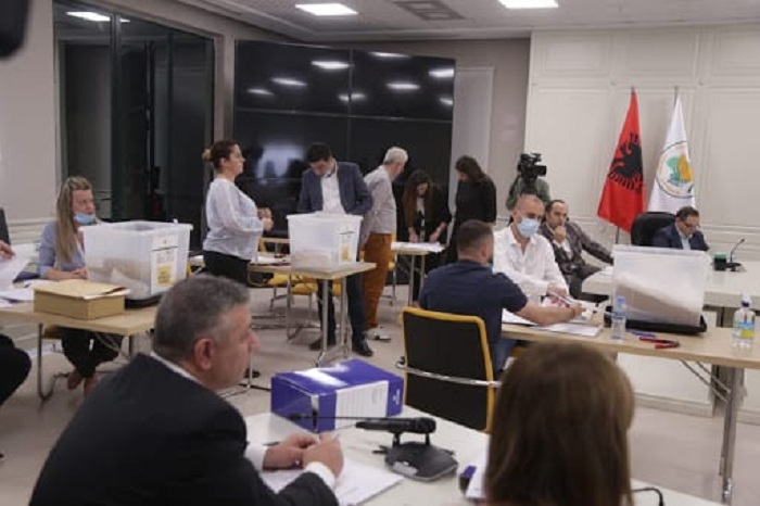 Përfundon rinumërimi në KAS i 114 kutive të ankimuara, LSI u rrit me 15 vota, por nuk merr mandat
