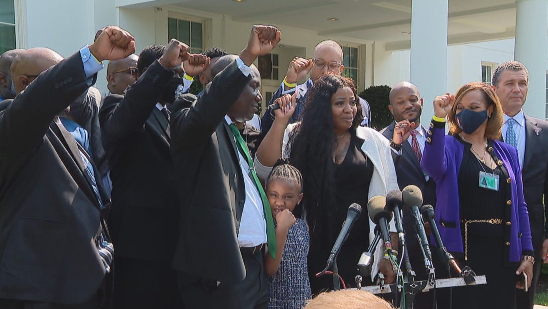 Biden takohet me familjen e afrikano-amerikanit Floyd, një vit pas vdekjes së tij