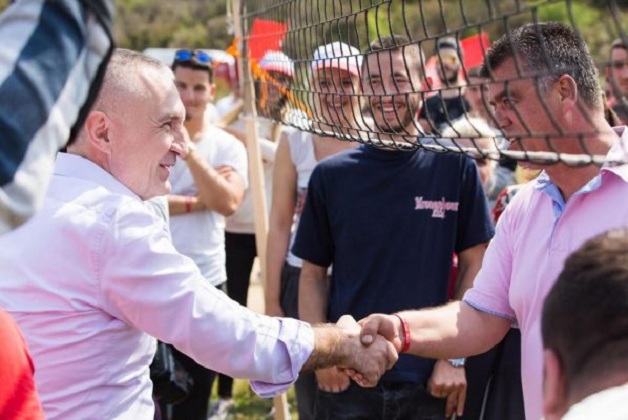 Deputeti Lefter Koka flet për sulmet e Presidentit Meta ndaj djalit dhe vëllait të tij