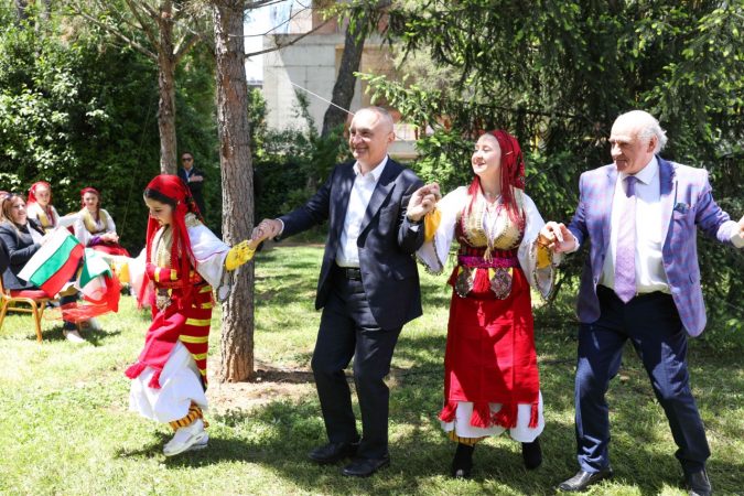 Komisioni hetimor mblidhet për shkarkimin e Presidentit, Meta ia merr valles me minoritetet