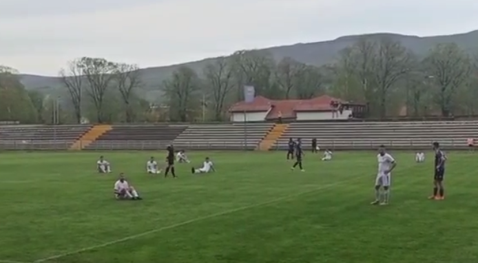Nuk ndalen skandalet në Serbi, lojtarët ulen në fushë dhe bojkotojnë ndeshjen