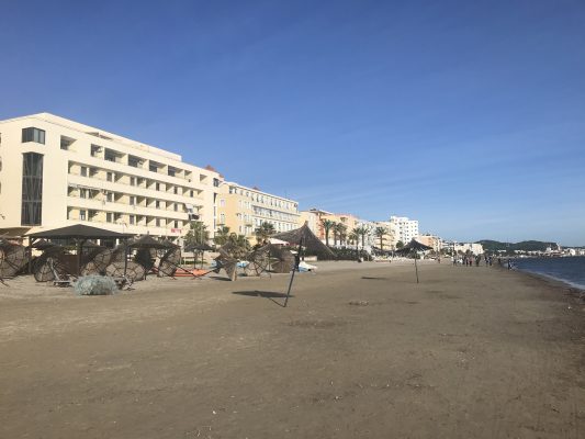 Babëzia e ndërtimeve në plazhin e Durrësit