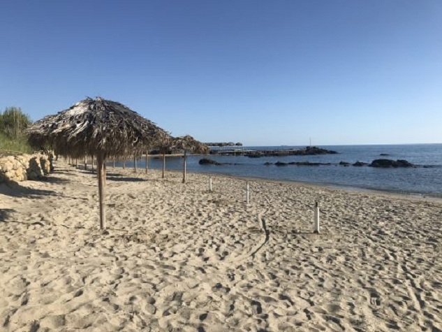 I izoluar dhe i pandërtuar, plazhi i Kallmit tërheq të pasionuarit pas natyrës