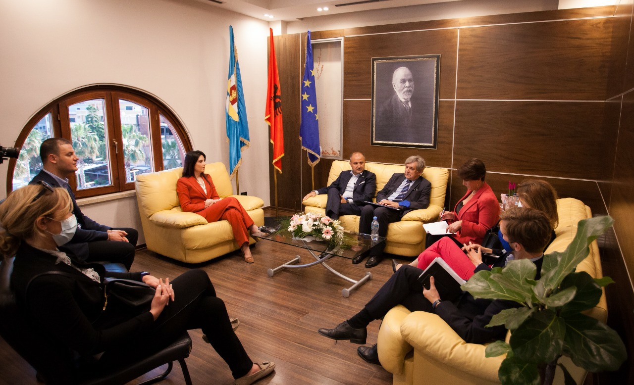 Sako takohet me ambasadorin Soreca: Falë mbështetjes, Durrësi po ringrihet më i fortë e më i bukur se më parë