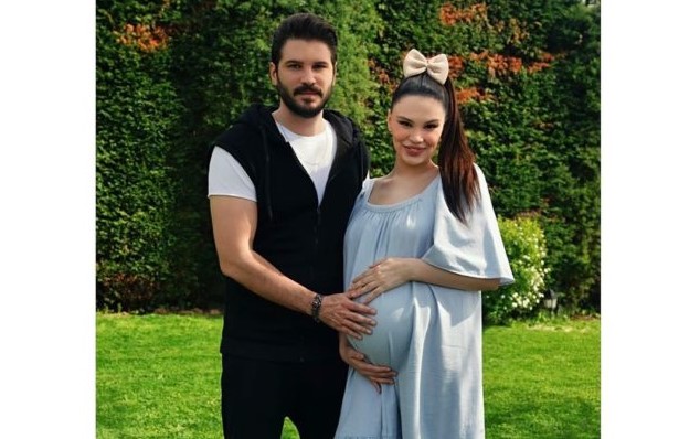 Në ditët e fundit të shtatzënisë, Almeda Abazi poston foton me bashkëshortin