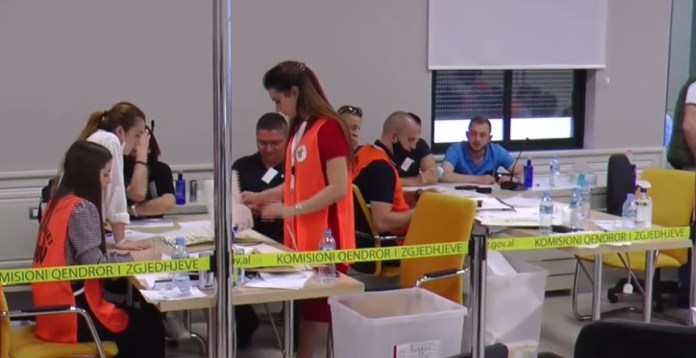 Numërohen 97 nga 108 kutitë e Durrësit, ja si lëvizin votat