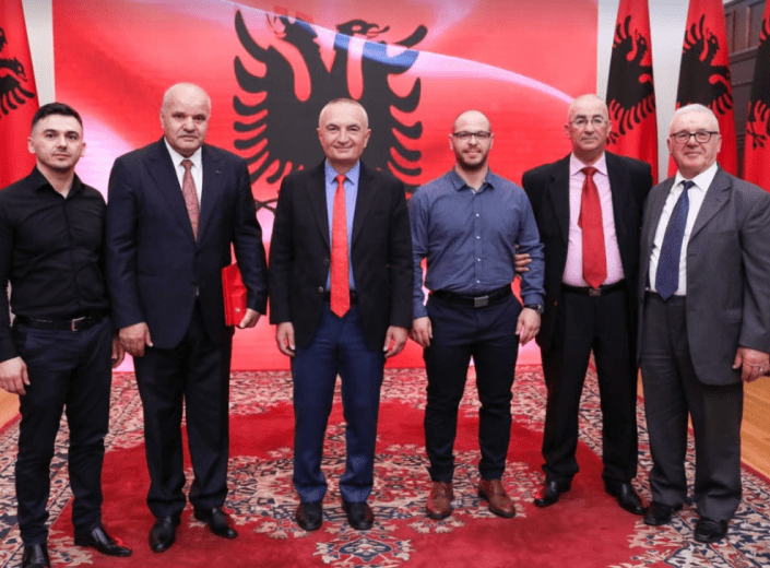 Meta dekoron pesë peshëngritës me titullin “Mjeshtër i Madh”