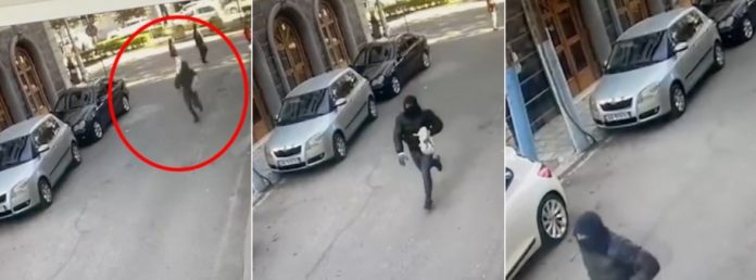 Momentet kur grabitësi largohet me çantën me 3 mln lekë të reja (VIDEO)