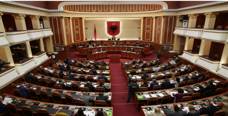 Betohen dy deputetet që zëvendësojnë Bashkim Finon dhe Tom Doshin