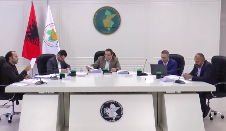 KAS shqyrton ankimimet për qarkun e Fierit, PD: Qytetarët u orientuan për të votuar Gramoz Ruçin