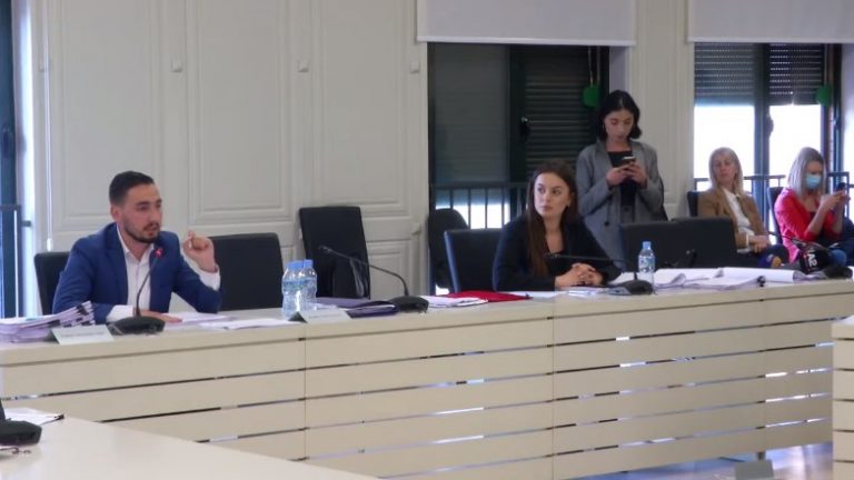 “Kur të dalësh jashtë, do të ta pres gjuhën”, përfaqësuesi i PD denoncon në KAS: Joana Melëngu kërcënoi vëzhguesin tonë