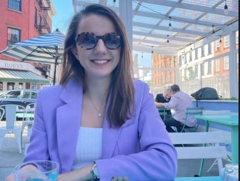 Rudina Hajdari shkon në SHBA, pozon e buzëqeshur nga një kafe në Nju Jork