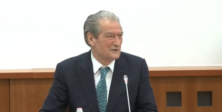 “Non grata” në SHBA, por a do ta dorëzojë mandatin? Ja si përgjigjet Berisha