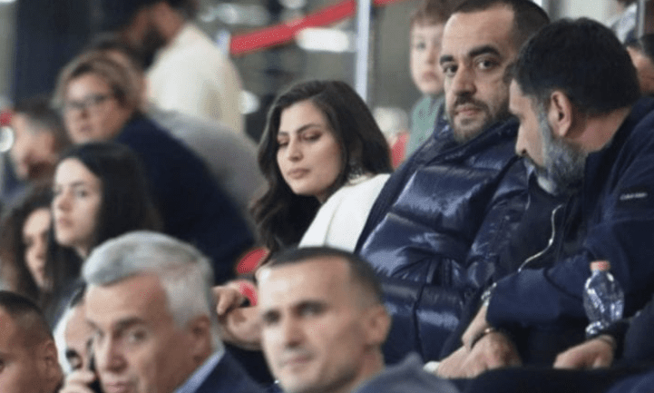 U fotografua me djalin e kryeministrit në stadium, moderatorja flet për lidhjen mes tyre