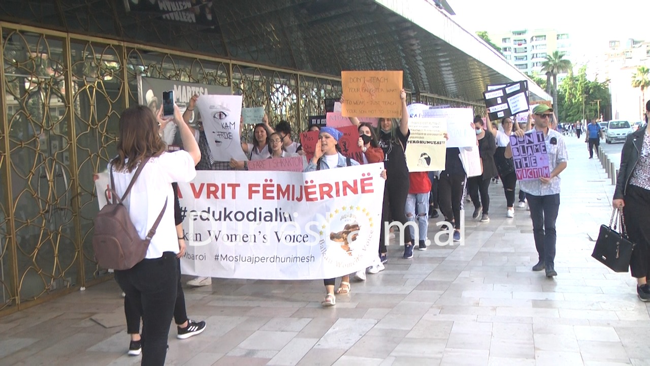 “Të dënohen përjetësisht”, qytetarët në Durrës marshim sensibilizues kundër dhunimit të fëmijëve (VIDEO)