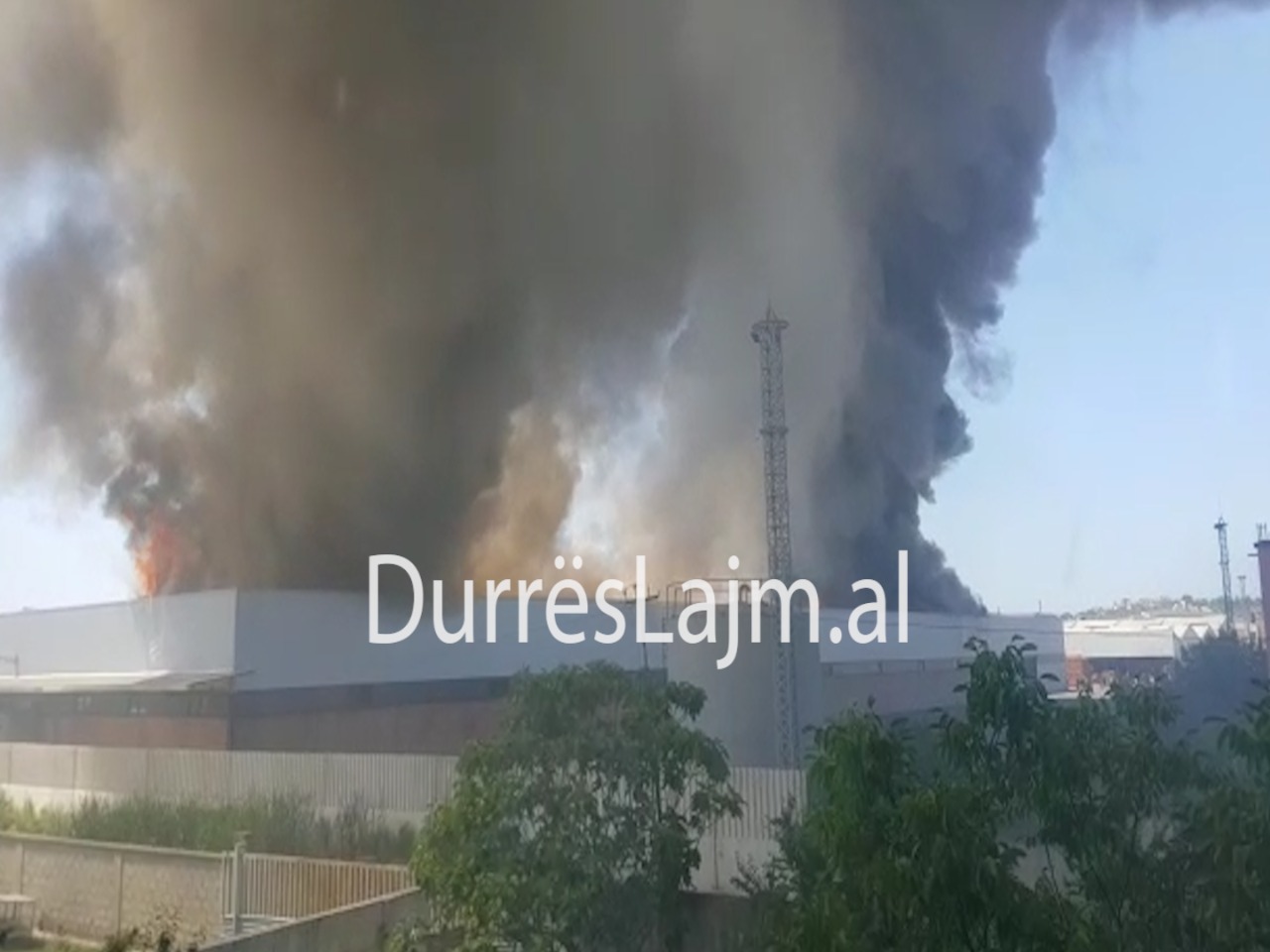 Zjarr i madh në një fabrikë tullash në Maminas (VIDEO)