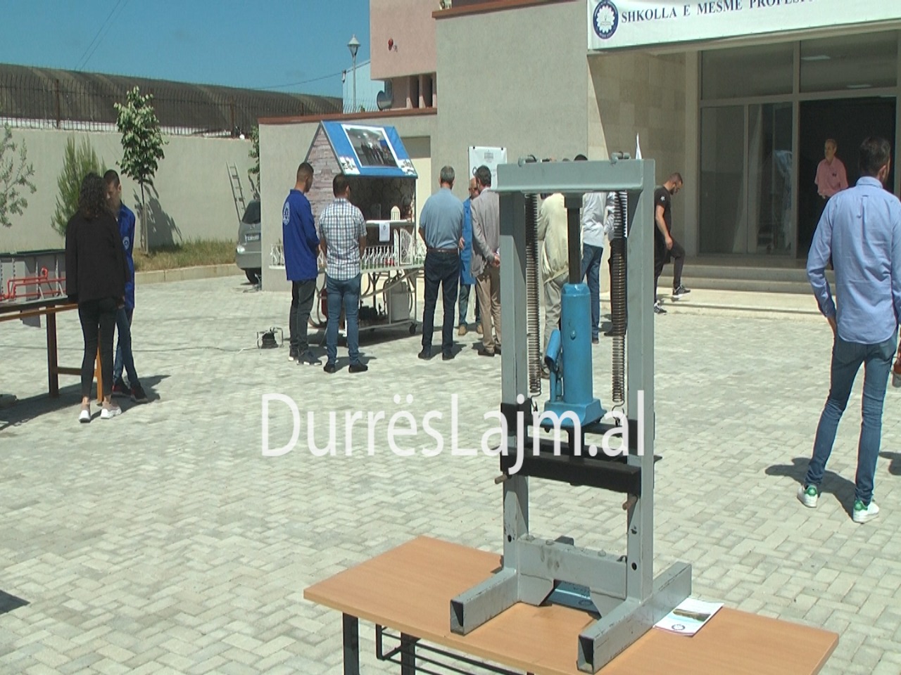 Një panair me larmishmëri punimesh, gjimnazi profesional në Durrës hap dyert për klasat e 9-ta (VIDEO)