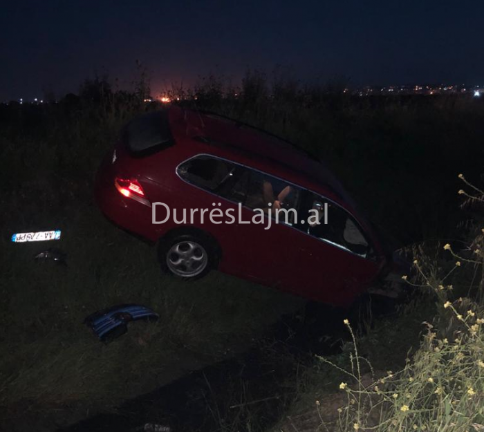 Aksidenti i katërfishtë në Durrës, një automjet me shpejtësi përfundon në kanal (FOTO)