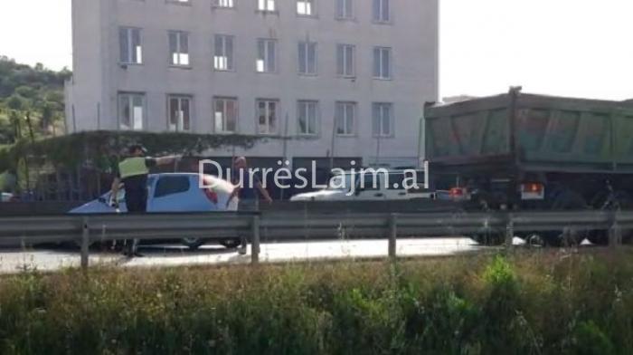Aksident në autostradën Durrës-Tiranë, makina përplaset me kamionin (FOTO)