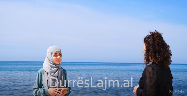 U largua nga shkolla në Durrës se drejtoresha nuk e pranonte me shami, ëndrrat dhe sakrificat e Aldonës (VIDEO)