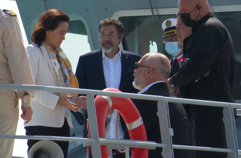 Rama në anijen ushtarake të Rojes Bregdetare shqiptare, shkëmben dhuarata me gjeneralin amerikan (VIDEO)