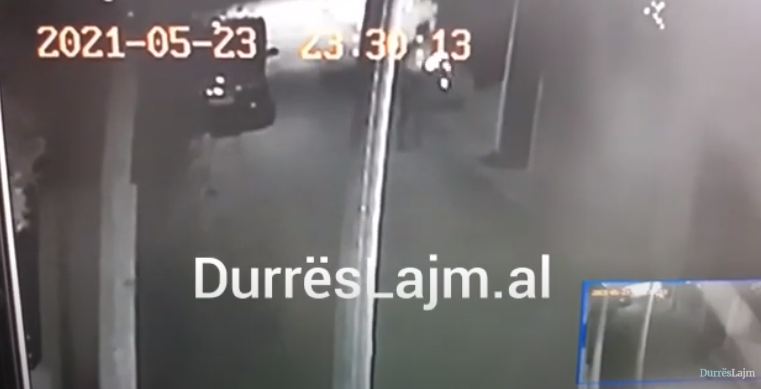 Me kapuç në kokë, momenti kur autori hedh lëndën plasëse drejt banesës në Shijak (VIDEO)