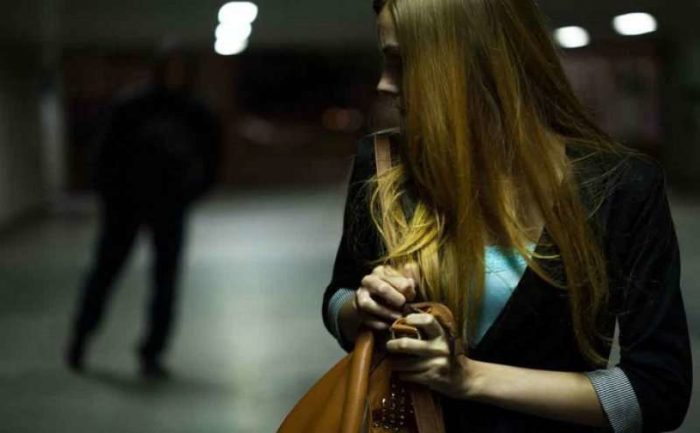 E përndoqi dhe tentoi të hynte me dhunë në banesën e 26-vjeçares, arrestohet 34-vjeçarit