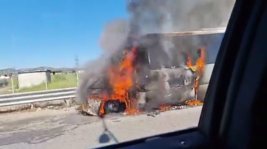 Përfshihet nga flakët autobusi me pasagjerë