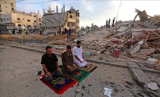 Besimtarët falin Fitër Bajramin mes rrënojave të luftës