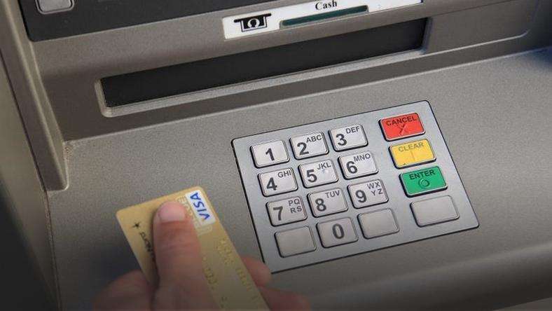 Me thikë në dorë, 44-vjeçari tentoi t’i vidhte paratë e sapo tërhequra nga bankomati