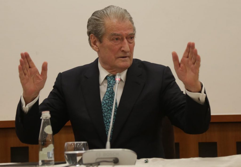 Berisha e paditi për shpifje, eksperti amerikan: Blinken gëzon imunitet!