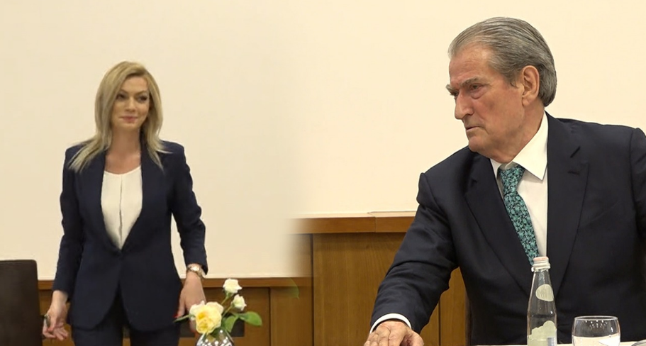 Kush është gazetarja bionde që u shfaq sot krah Berishës