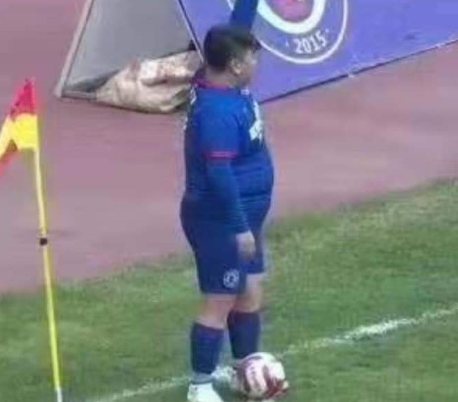 Biznesmeni blen klubin kinez, detyron trajnerin të aktivizojë djalin e tij mbipeshë