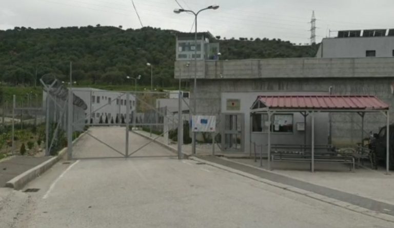 I burgosuri varet me çarçaf në qeli, në gjendje të rëndë për jetën