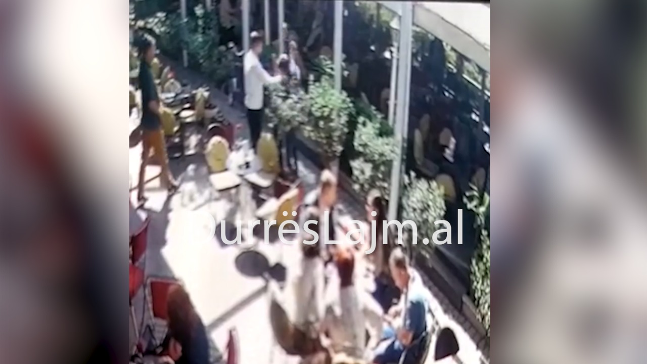 Pamje të rënda, kamerierët dhunojnë barbarisht marokenin në Durrës (VIDEO)