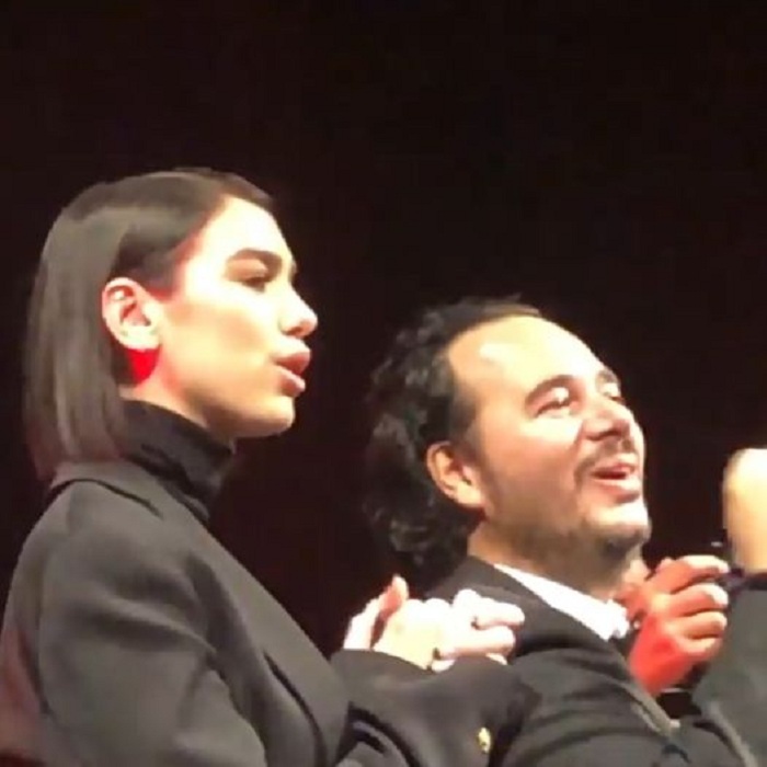 Dua Lipa dhe Olen Çezari këndojnë “Luleborë” në Romë