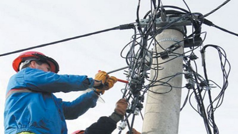 Po punonte në shtyllën elektrike, vdes elektriçisti 63-vjeçar