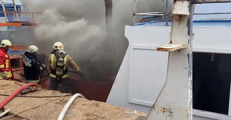 Përfshihet nga flakët një peshkarexhë në port